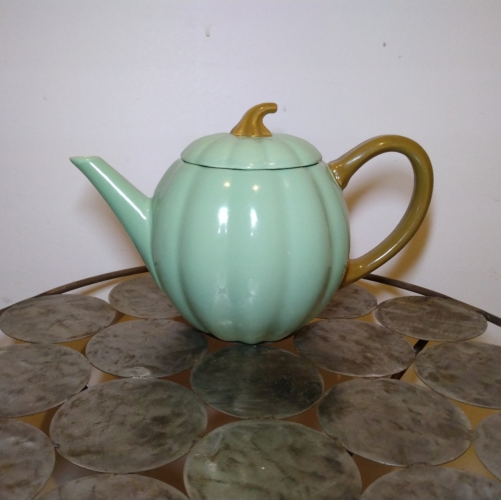 Green teapot